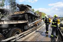 Nehoda na Pražském okruhu - Při srážce autobusu Vězeňské služby ČR (VS) a nákladního auta, které vezlo tanky, zemřel 2. května 2019 na Pražském okruhu jeden člověk a 14 dalších bylo zraněno.