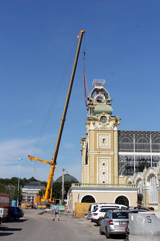 Snesení hodinové věže Průmyslového paláce pro následnou kompletní rekonstrukci, 22. 6. 2022.