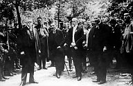 Vítkov 1920. Prezident Tomáš Garrigue Masaryk v doprovodu starosty Dr. Kostrakiewicze (vpravo) na slavnosti položení základního kamene k pomníku Jana Žižky na Žižkově.