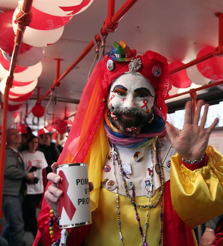 Tramvaj proti AIDS již pojedenácté v pražských ulicích.