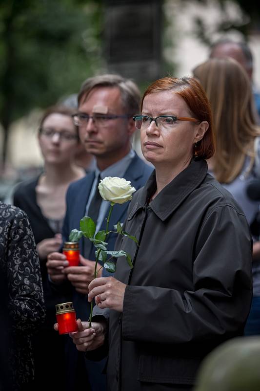 Pieta za oběti z Nice před francouzskou ambasádou.