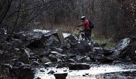 Na cyklostezku, která vede na Malou Chuchli, se sesuly kameny z přilehlé zvětralé skály. Možná se to bude opakovat. Lidé by se proto měli místu raději vyhnout.