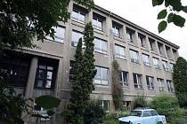 Dosavadní sídlo gymnázia Buďánka v budově Pod Žvahovem.