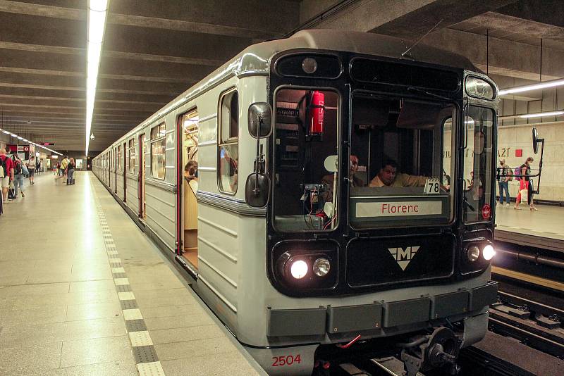 Historická souprava metra na trase C.