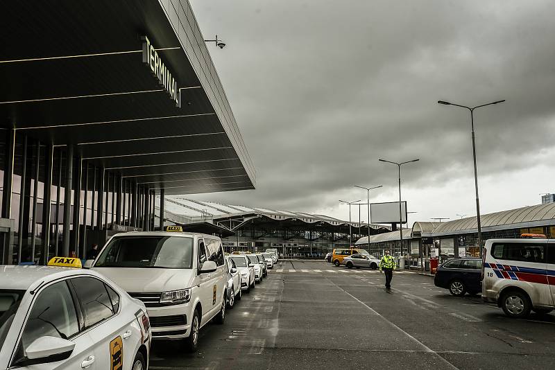 Letiště Václava Havla krátce poté, co se znovu otevřelo pasažérům