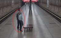 Lupič přepadl seniora v metru, hledá ho policie.