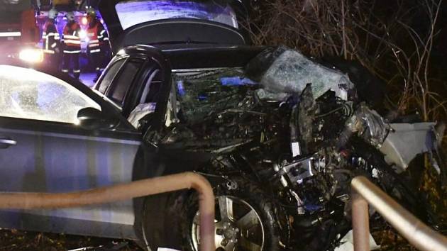 Řidič Audi narazil u Měchenic do pilíře železničního mostu, nehodu nepřežil.