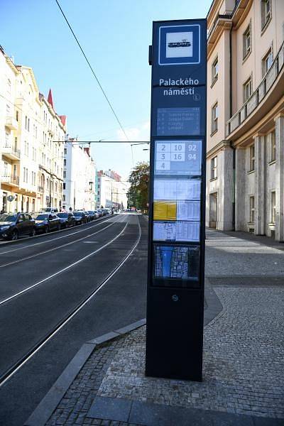 Praha testuje na Palackého náměstí nový zastávkový označník.