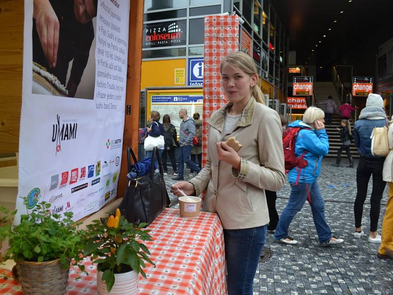 Polévka za 55 korun. Na pěší zóně u metra Anděl v Praze se uskutečnila akce Polívková smršť, která podporuje lidi, kteří prodělali cévní mozkovou příhodu.