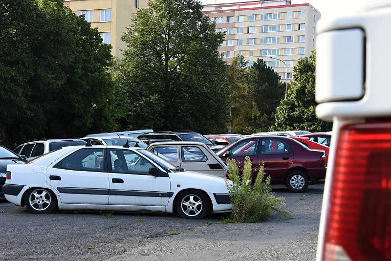 Vrak auta na parkovišti na sídlišti v Krči – u zastávky MHD Zálesí.