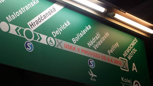 V pražském metru se začínají objevovat informační tabule a plánky se stanicemi na prodloužené trase A. Úsek s novými stanicemi Bořislavka, Nádraží Veleslavín, Petřiny a Nemocnice Motol se pro veřejnost otevře 6. dubna 2015 v 15 hodin.