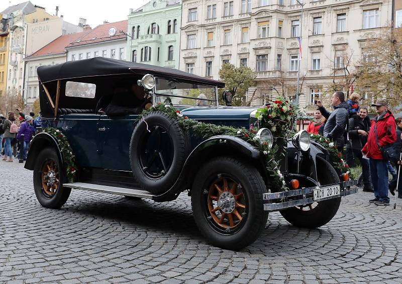 Sokolský Pochod pro republiku ke stému výročí založení Československa vyrazil z pražské Kampy na Václavské náměstí.