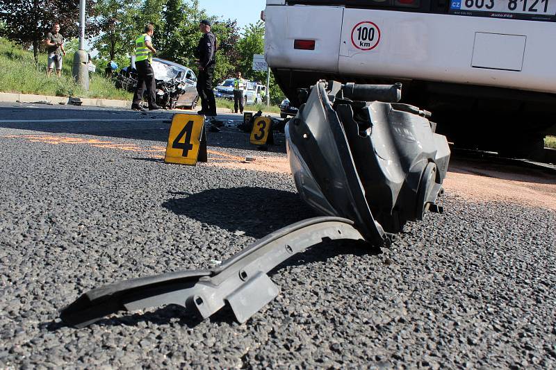 Dopravní nehoda autobusu a osobního auta v ulici K Horkám v pražské Hostivaři.