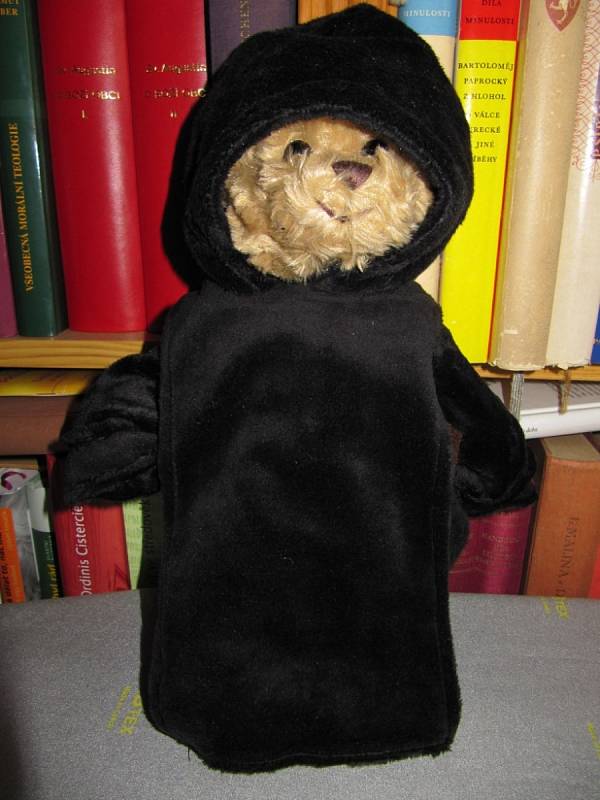 Medvědi mají i své duchovenstvo. Na fotce je benediktin firmy Bukowski, zakoupený v polském benediktinském klášteře Tyniec u Krakowa.