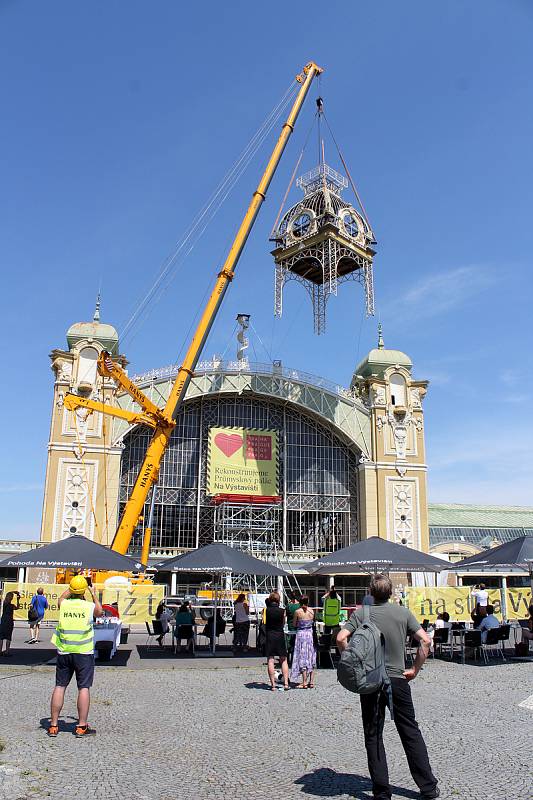 Snesení hodinové věže Průmyslového paláce pro následnou kompletní rekonstrukci, 22. 6. 2022.