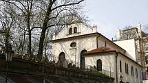 Dříve na jejím místě stál komplex dvou synagog a školy. Podle těchto malých budov (latinsky claustrum) získalo místo své jméno a když po velkém požáru ghetta v roce 1689 stavěli jednu velkou synagogu, jméno jí zůstalo.