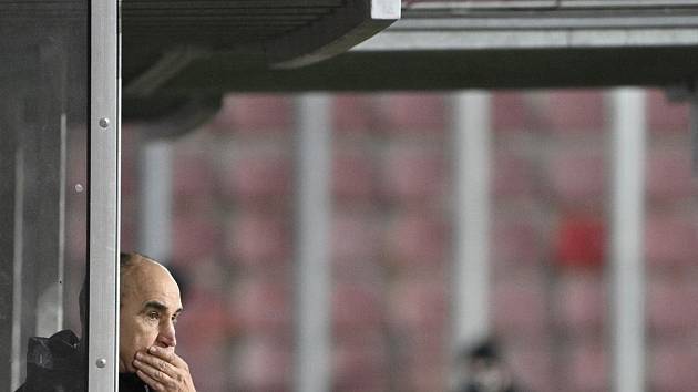 Sparťanský trenér Václav Kotal se zasmušilým výrazem sleduje derby proti Slavii, které jeho domácí tým prohrál ostudně 0:3.
