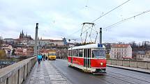 Historická tramvaj Tatra T1 vyjela v Praze na lince číslo 2 do běžného provozu.