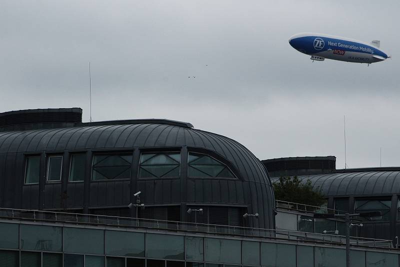 V pátek a v sobotu nad Prahou prolétala Zeppelin NT (New Technology) v rámci kampaně společnosti ZF, má zde závody na výrobu dílů pro automobilový průmysl. Pro nepřízeň počasí však musela vzducholoď improvizovat.