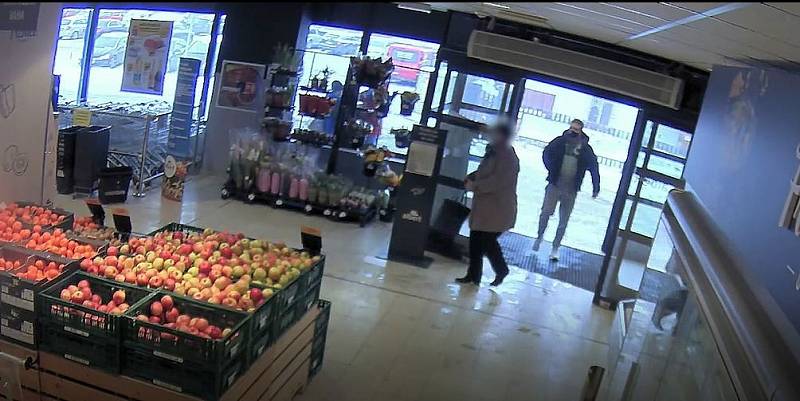 Muž podezřelý z krádeže v obchodě.