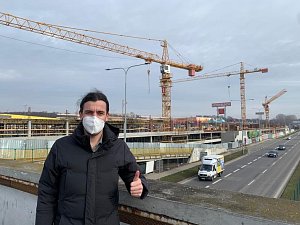 Pražský radní pro dopravu se fotí u stavby parkovacího domu na Černém Mostě.