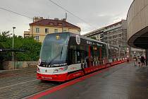 Vyzdobené tramvaje na pražských kolejích.