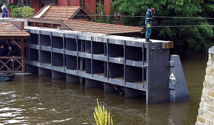 Dělníci uzavřeli 26. června 2009 na pražské Kampě protipovodňová vrata do Čertovky.