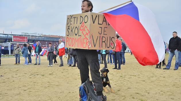 Prvomájová demonstrace na pražské Letné.