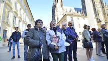 Ve svatovítské katedrále se koná zádušní mše za Karla Gotta, kam mohou jen pozvaní hosté. Fanoušci čekali na třetím nádvoří Pražského hradu.