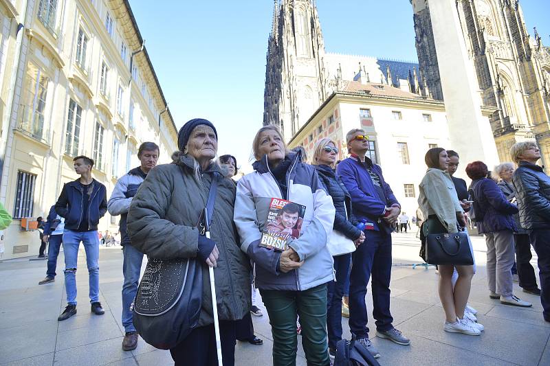 Ve svatovítské katedrále se koná zádušní mše za Karla Gotta, kam mohou jen pozvaní hosté. Fanoušci čekali na třetím nádvoří Pražského hradu.
