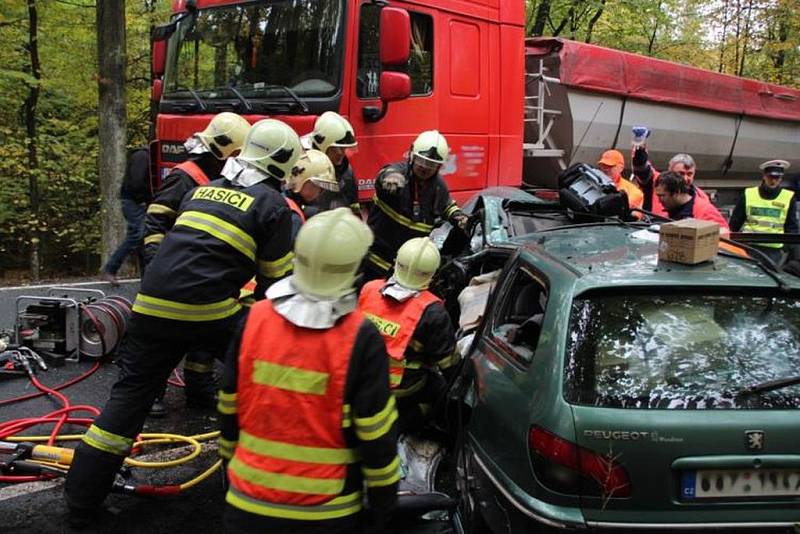 Šedesátiletý řidič utrpěl vážná mnohočetná poranění