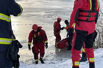 Zásah hasičů na řece Berounce v pražských Lahovicích, kde se pod bruslařem prolomil led.