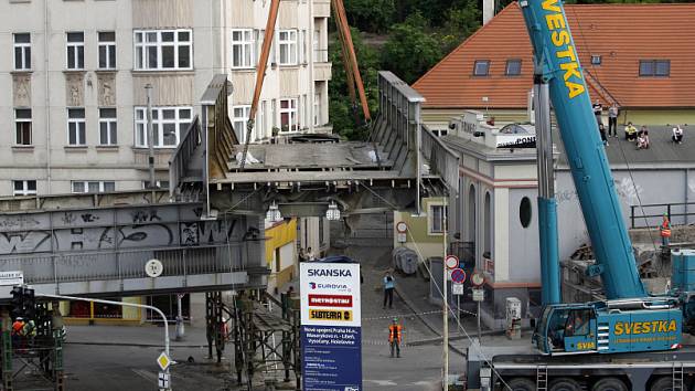 Dnes se demontovala a přenesla první cca 91 tun težká část železničního mostu nad křižovatkou Husitská Trocnovská.