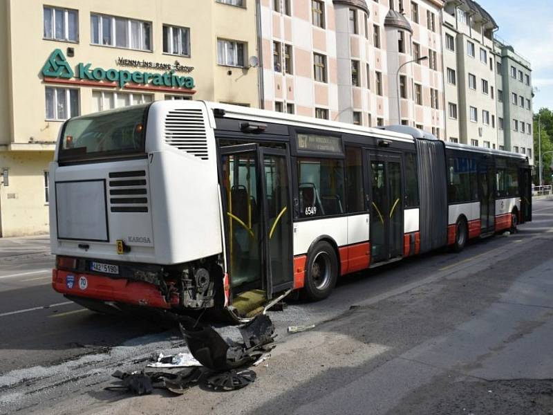 Nehoda ve Vrchlického ulici.