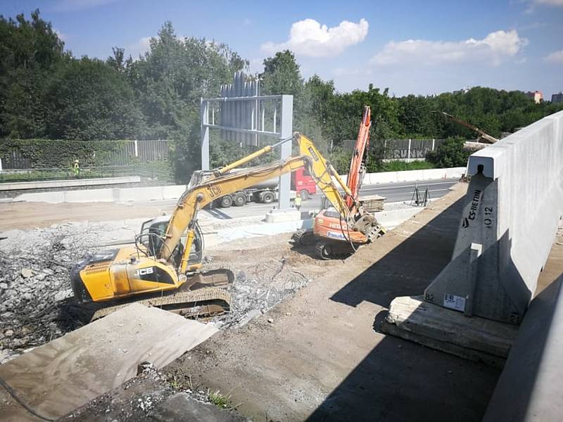 Ještě v pondělí 26. 7. 2021 nebyla dálnice D11 kvůli demolici mostu průjezdná. Akce přitom měla trvat jen do nedělního rána. Příměstské autobusy nabíraly až hodinová zpoždění.