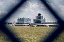 Ilustrace Letiště Václava Havla v Praze, 21. července. řídící věž, bezpečnost, opatření, plot, ranvej