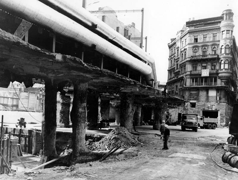 Dopravní podnik si v sobotu připomíná 39. výročí zprovoznění prvního úseku trasy A pražského metra, který první cestující přivítal 12. srpna 1978. Na archivních snímcích připomínka výstavby stanice Můstek.