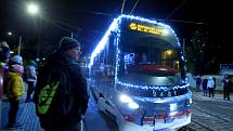 Vánočně nazdobená tramvaj v Praze.