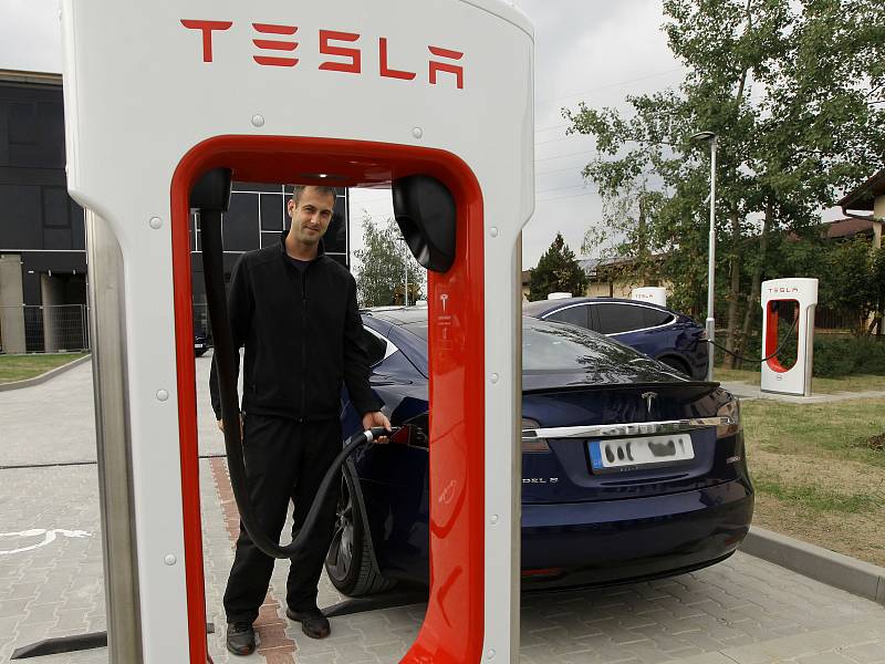 Otevření nové dobíjecí stanice Tesla Supercharger ve Vestci u Prahy.