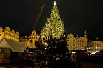 Zdobení vánočního stromu na Staroměstském náměstí v Praze.