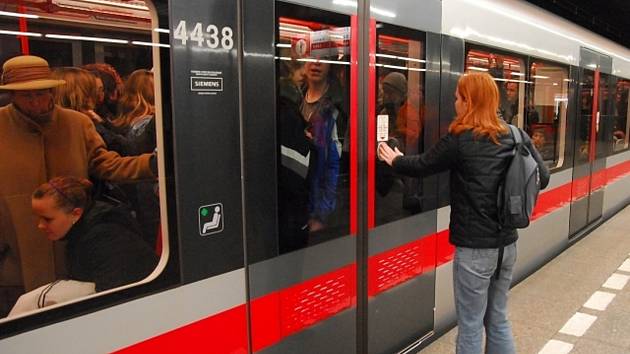 Pražské metro lustrační foto.