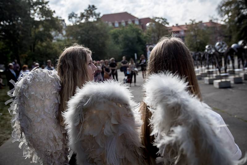 Zahájení výstavy 17 Andělů, kteří symbolizují sedmnáct zemřelých účastníků silničního provozu na území Prahy, proběhlo 19. září v Praze na Karlově náměstí.