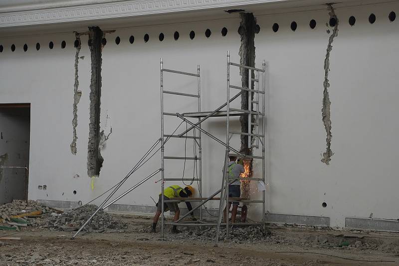 Stavební jáma levého křídla Průmyslového paláce.