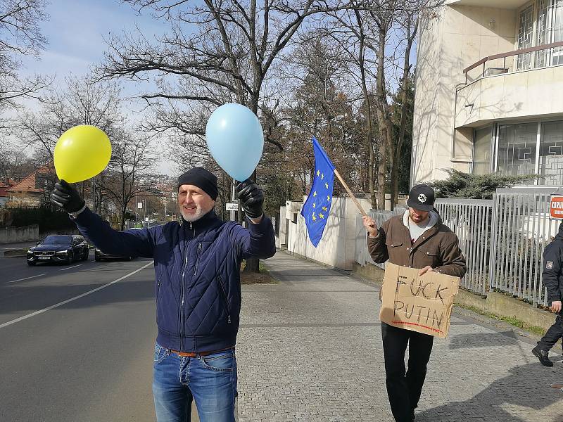 Protest před ruským velvyslanectvím v Praze 24. února 2022.