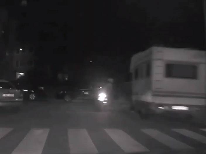 Policisté v Praze chtěli zkontrolovat motorkáře. Ten jim začal ujíždět po chodnících, parky a protisměry.