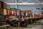 Překladiště kontejnerů pro kamionovou a železniční dopravu.