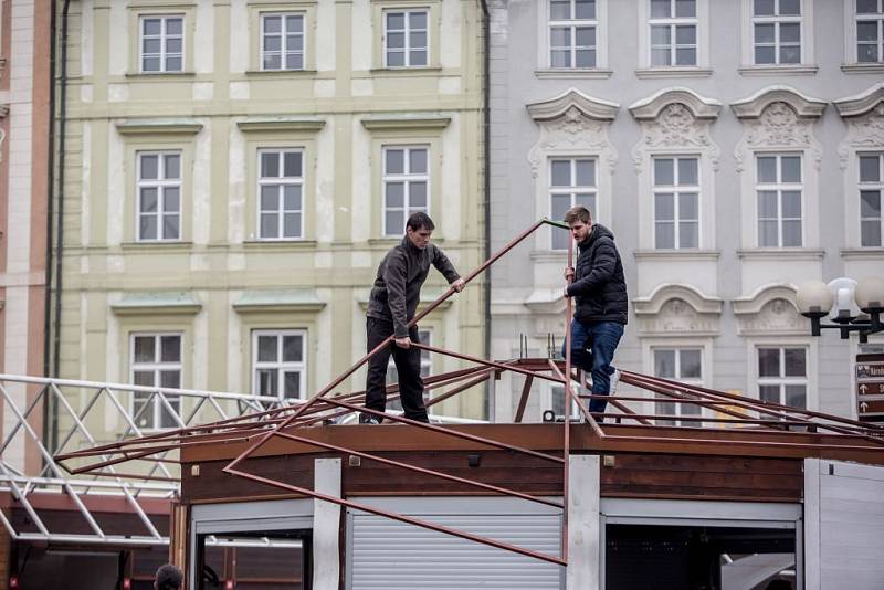 Zdobení vánočního stromu na Staroměstském náměstí.