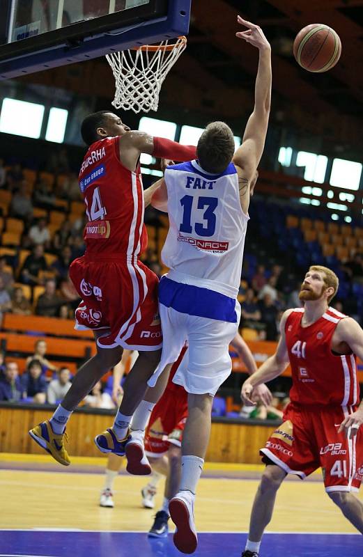 DEBAKL. Basketbalisté USK prohráli s Nymburkem o 61 bodů. 