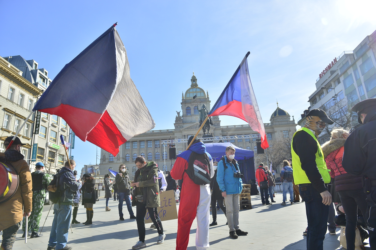 Demonstrace v Praze: první skončila záhy, druhá byla v pohybu, policie  zakročila - Pražský deník