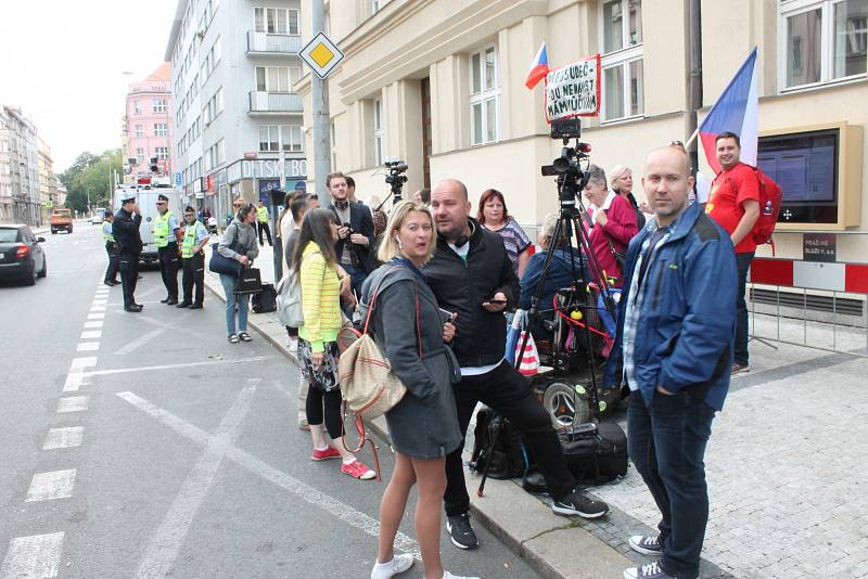 Zastupitelstvo Prahy 6 projednávalo 12. září 2019 osud sochy maršála Koněva. Sešli se zde i odpůrci zakrytí či přemístění.